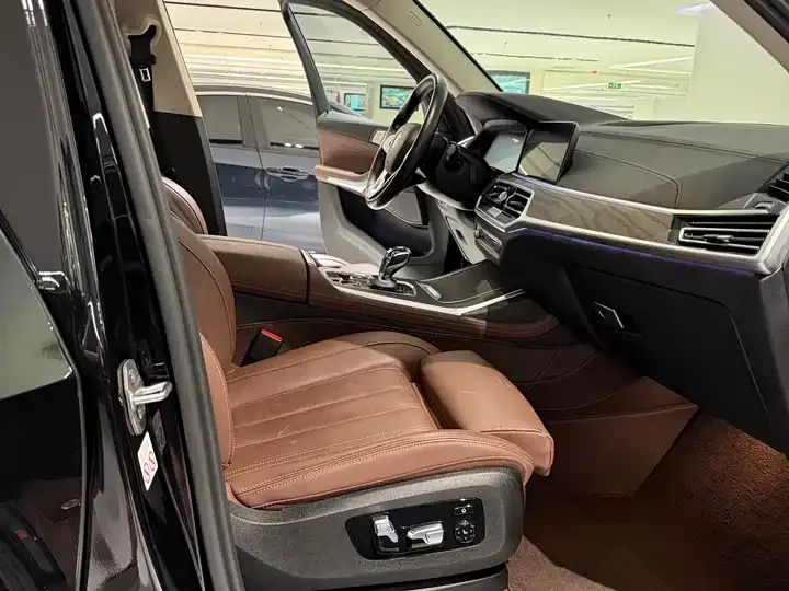 BMW X7 2022 xDrive40i Leading Luxury Suit 10