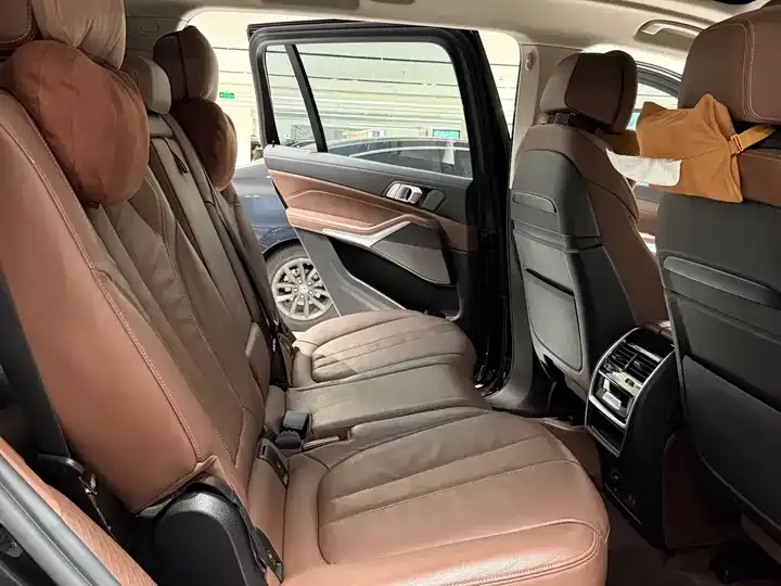 BMW X7 2022 xDrive40i Leading Luxury Suit 11