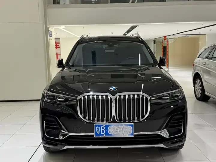 BMW X7 2022 xDrive40i Leading Luxury Suit 2