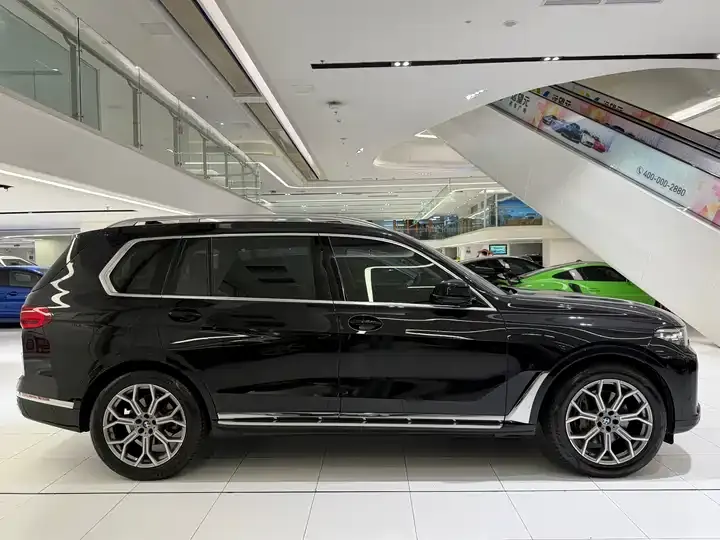 BMW X7 2022 xDrive40i Leading Luxury Suit 3