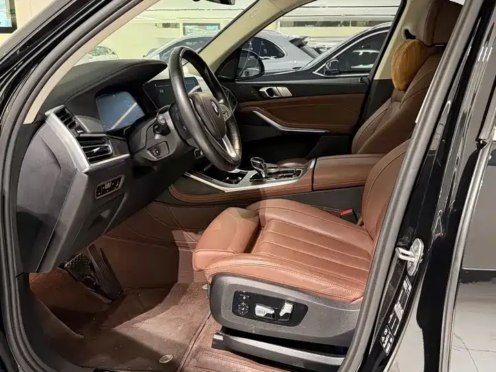 BMW X7 2022 xDrive40i Leading Luxury Suit 7