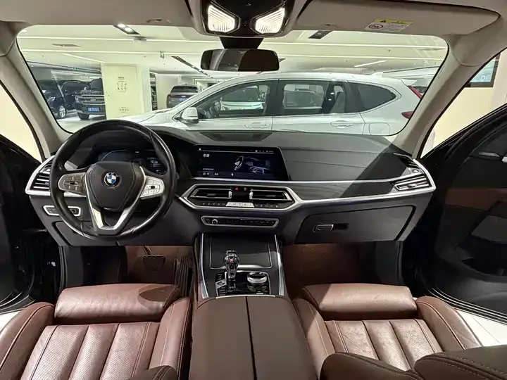 BMW X7 2022 xDrive40i Leading Luxury Suit 9