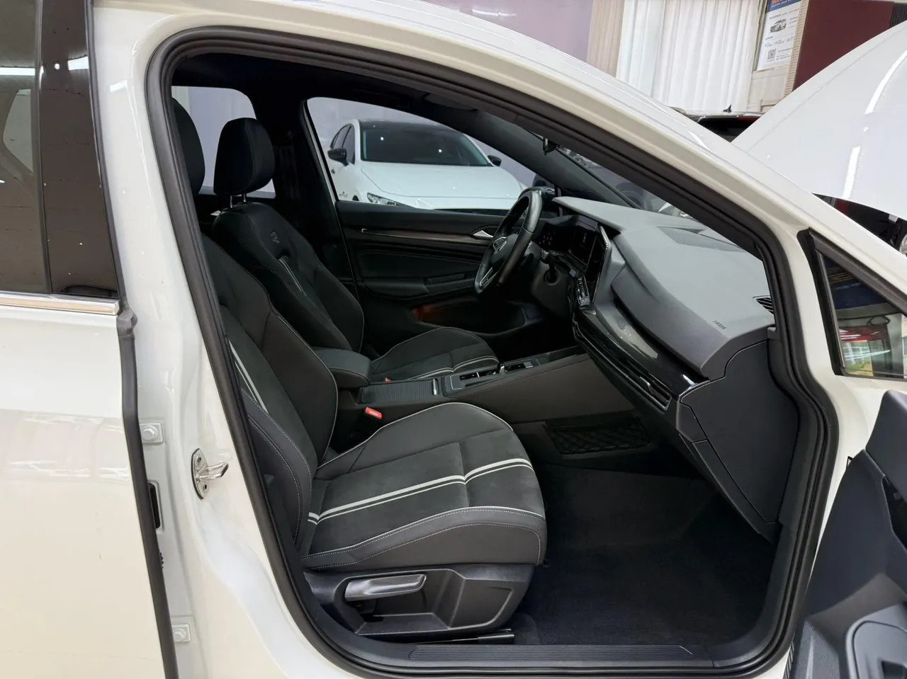 Volkswagen 2021 Golf 8 R-Line 1.4TSI 280TSI Automatic 18