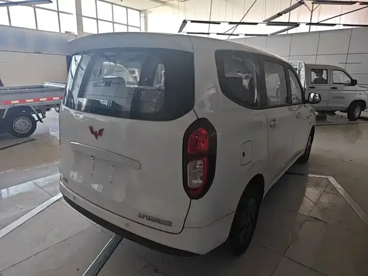 WuLing Hongguang New Energy 2025 Extended Program Hybrid 50KM Comfort Model 7