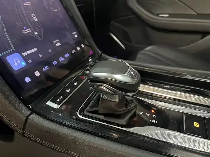 HongQi H5 2023 model 2.0T automatic Intelligent Connected Flag Comfort Edition 6