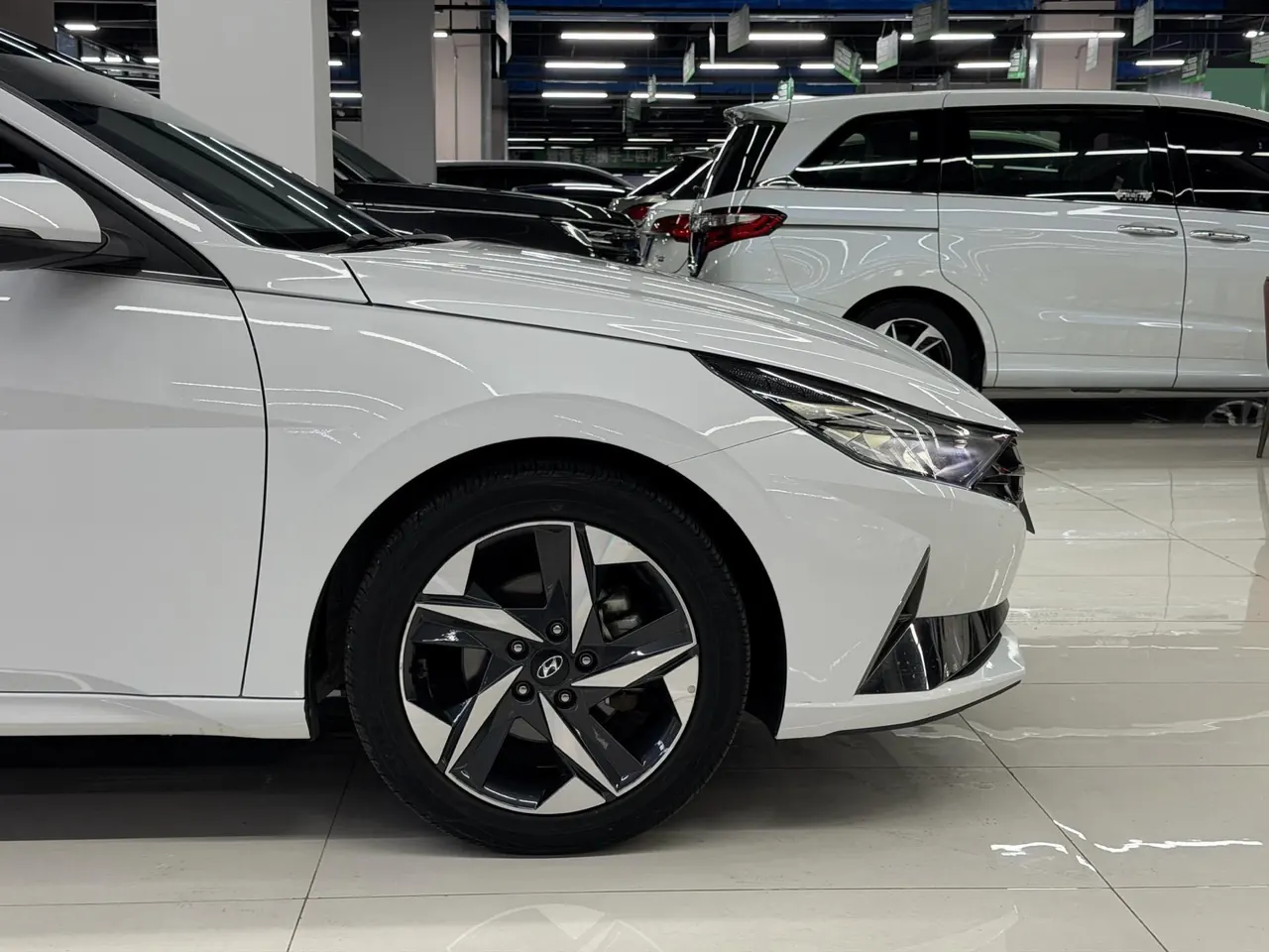 Hyundai 2022 Elantra -3-compartment 1.5 stepless LUX premium automatic gear 4