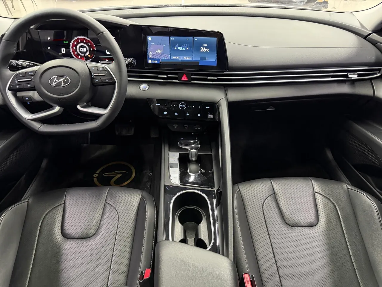 Hyundai 2022 Elantra -3-compartment 1.5 stepless LUX premium automatic gear 6