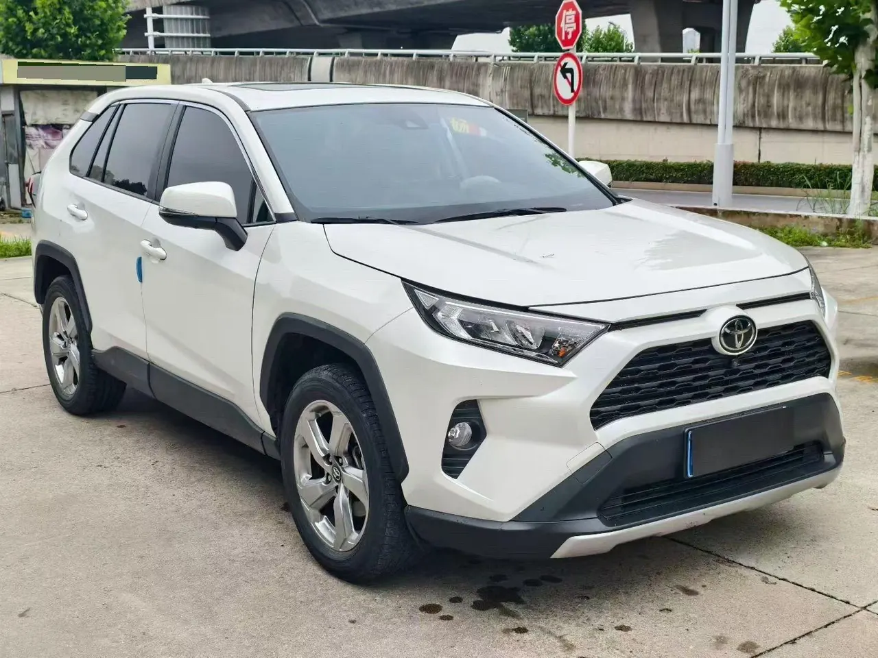 Toyota 2020 RAV4 Rongfeng 2.0 Stepless Four-wheel Drive Fashion Edition Automatic Gear 3