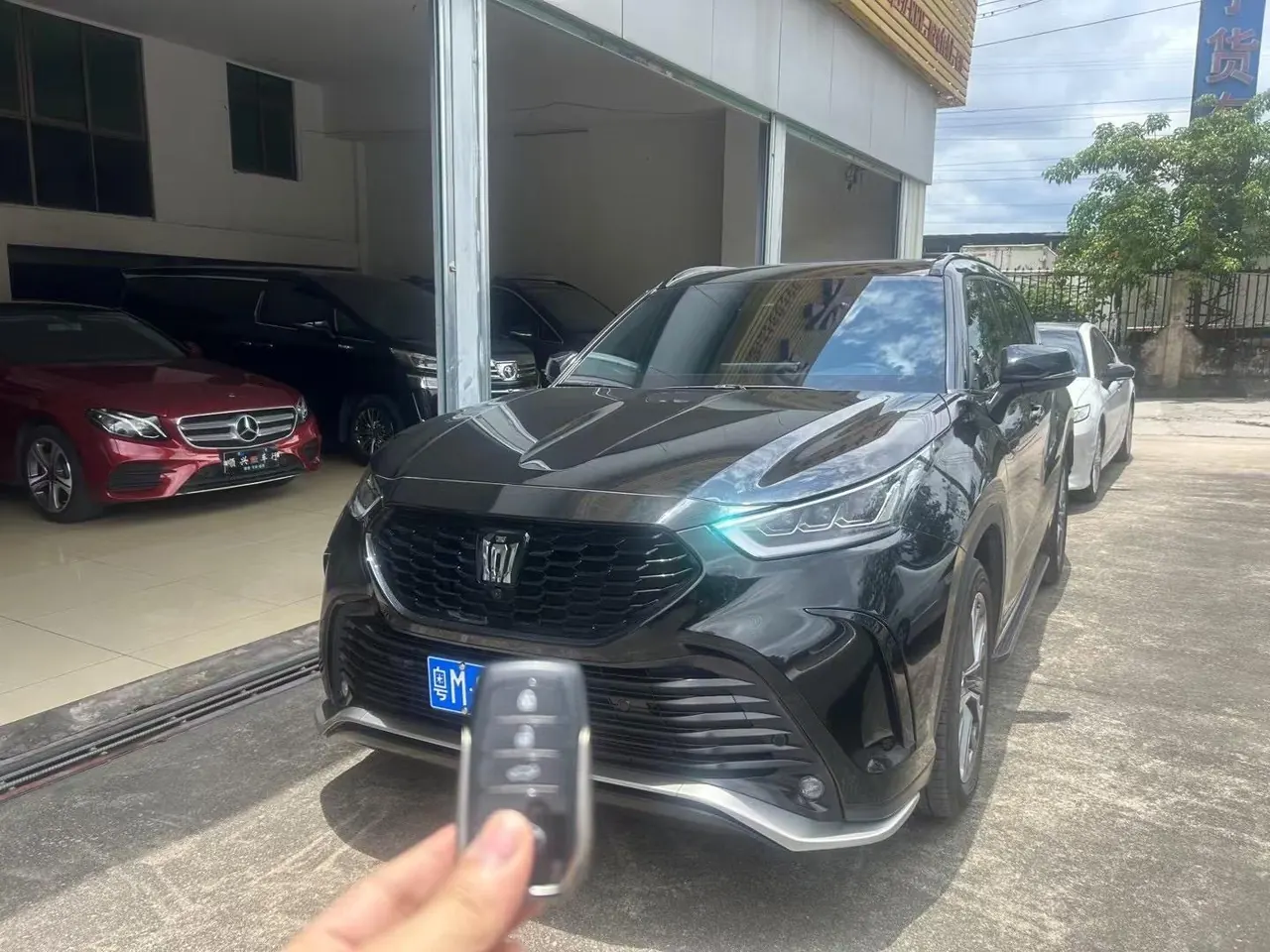 Open image lightbox: Toyota 2024 Crown Land Release HEV 2.5 Stepless Four-wheel Drive Premium Edition Automatic Gear