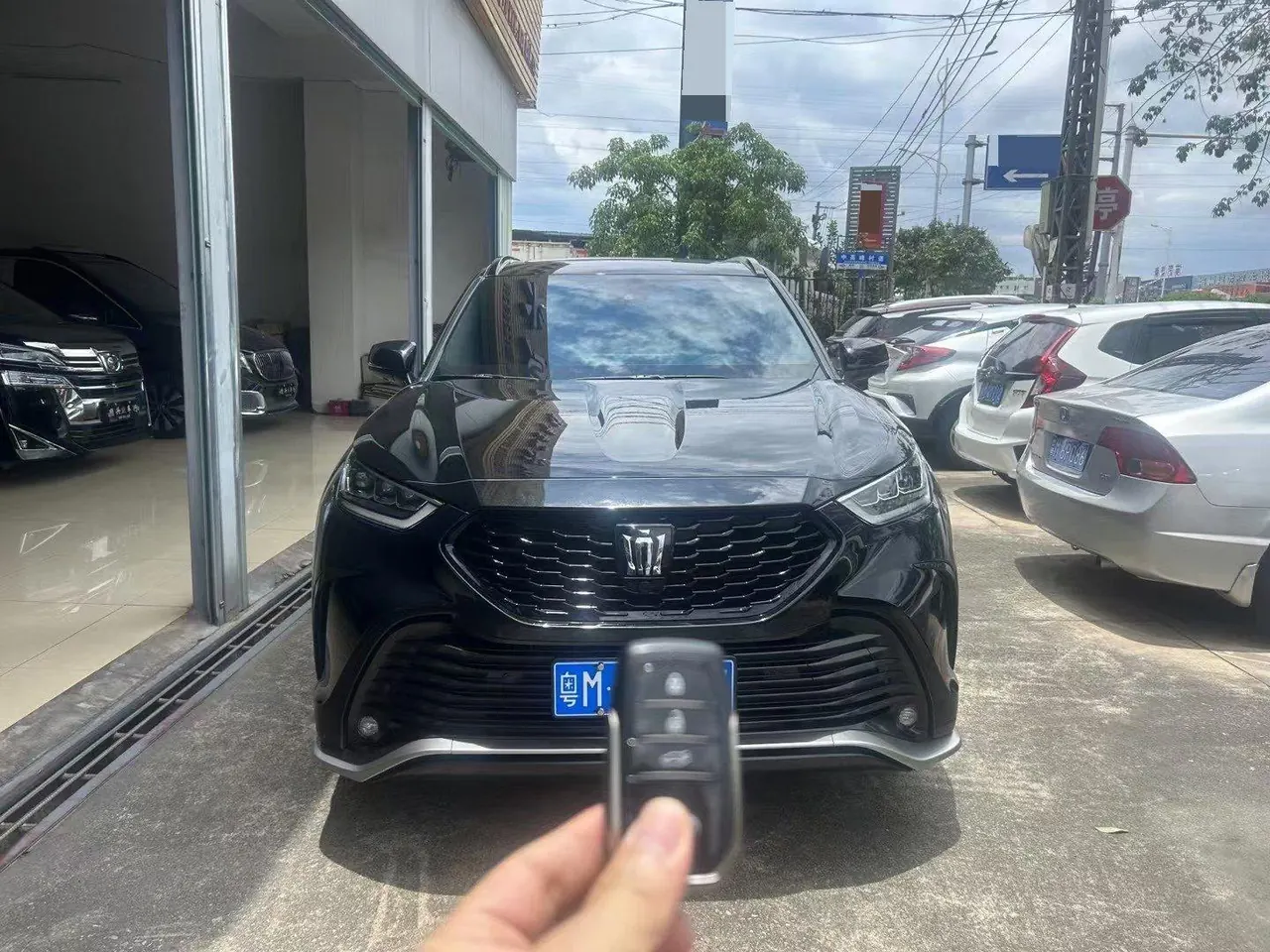 Toyota 2024 Crown Land Release HEV 2.5 Stepless Four-wheel Drive Premium Edition Automatic Gear 2