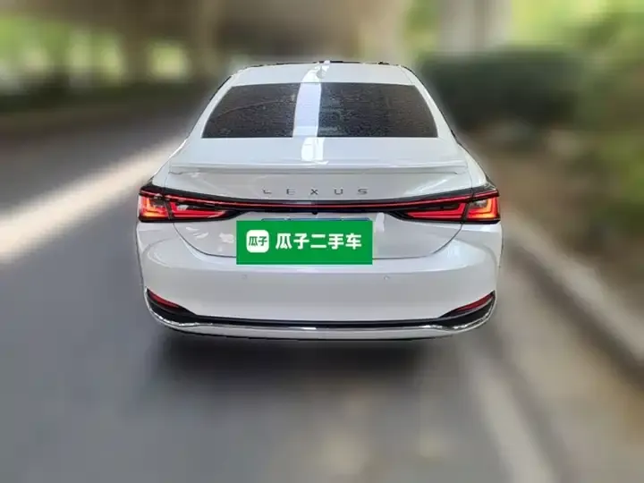 Lexus ES 2025 300h Premium Edition 10