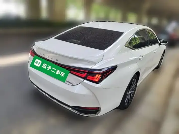 Lexus ES 2025 300h Premium Edition 12