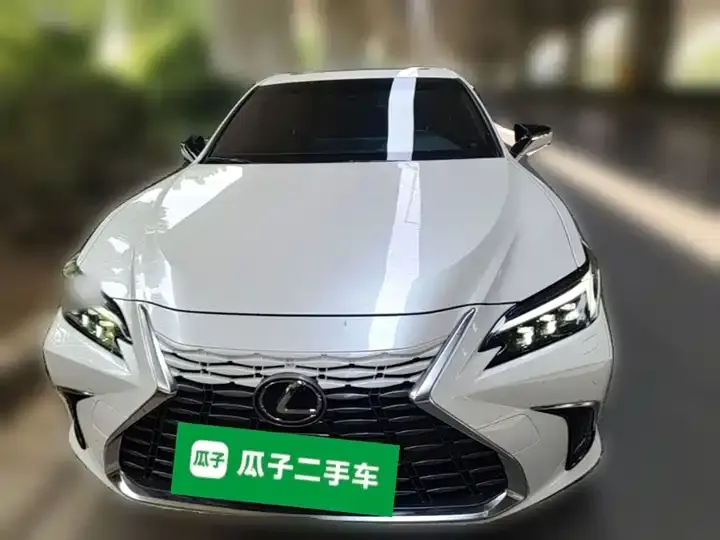 Lexus ES 2025 300h Premium Edition 5