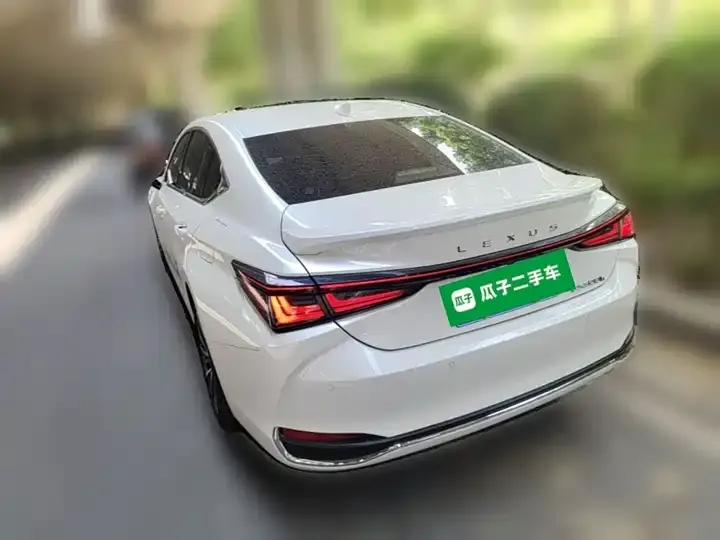 Lexus ES 2025 300h Premium Edition 9