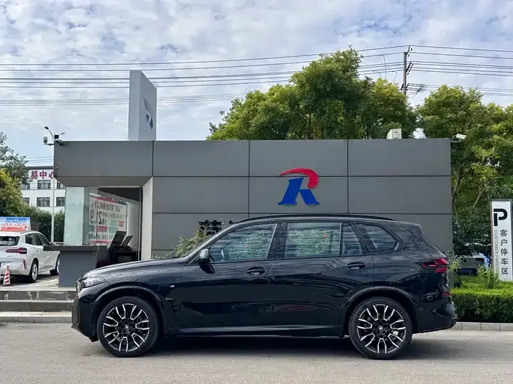 BMW X5 2023 xDrive 40Li M sports obsidian night suit 4