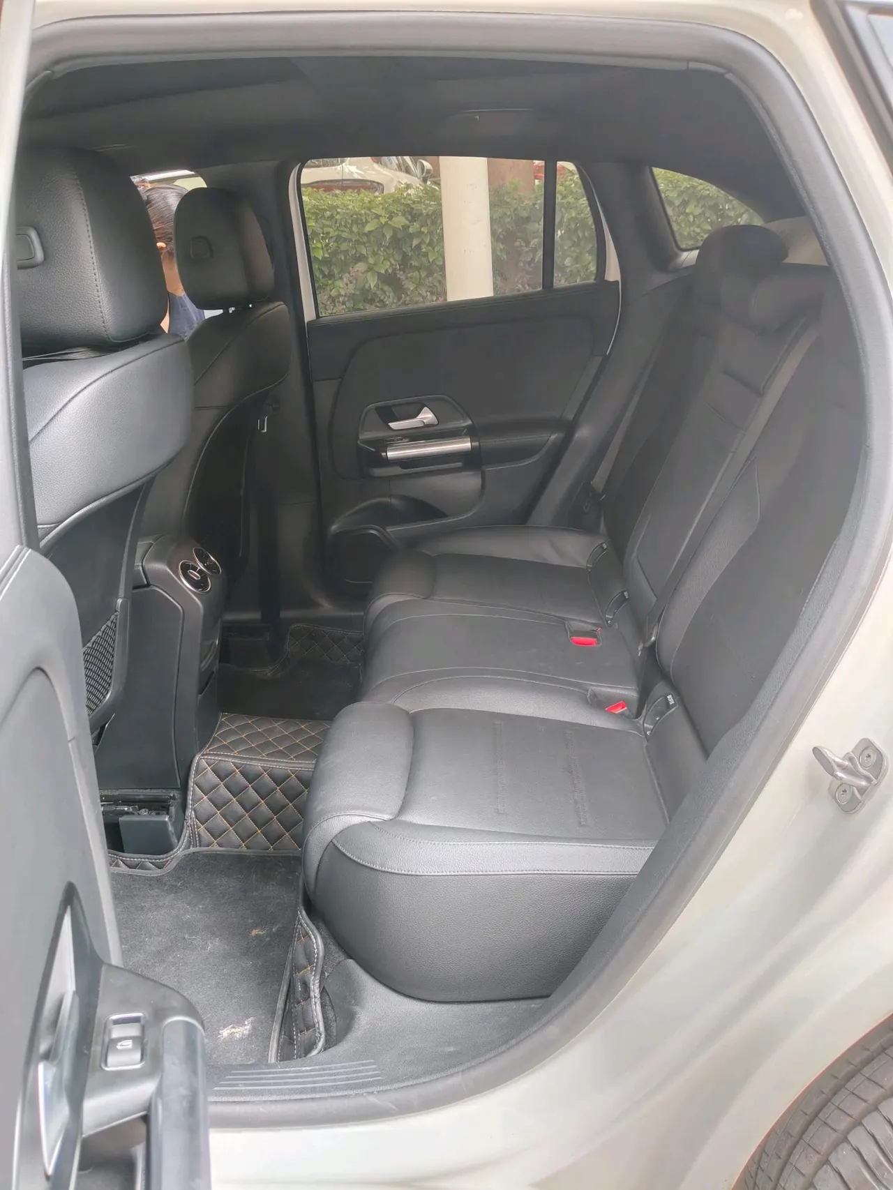 Mercedes Benz 2024 GLA 220 2.0T automatic gear 3
