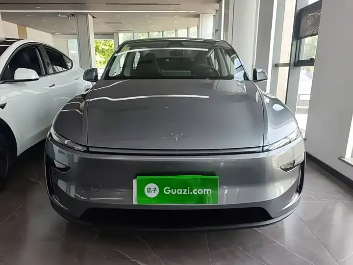 2025 Model Y Rear-Wheel-Drive Version 3