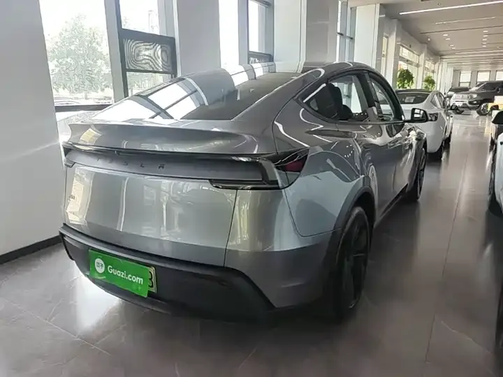 2025 Model Y Rear-Wheel-Drive Version 7