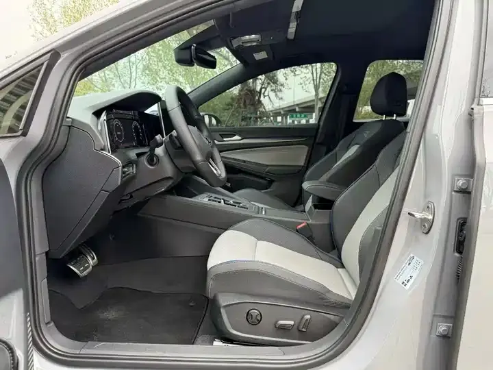 Golf 2025 300TSI R-Line 4