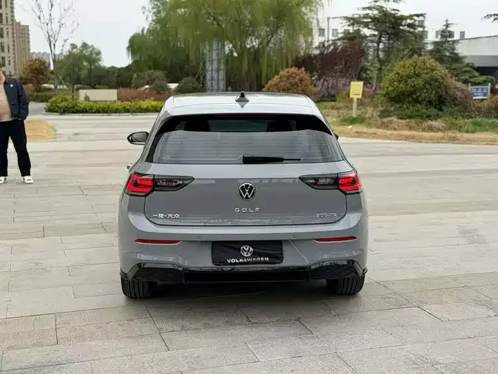 Golf 2025 300TSI R-Line 9