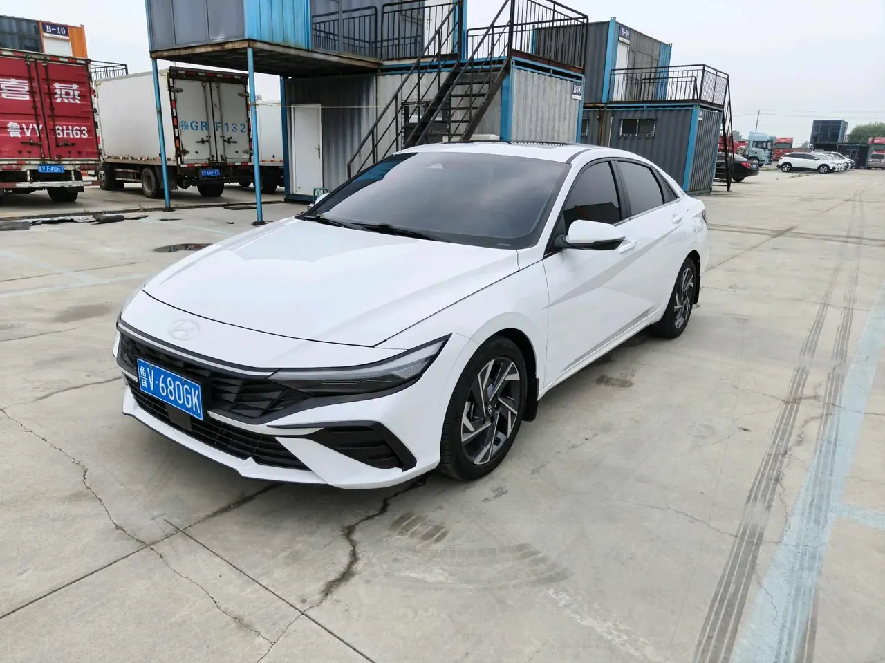 Hyundai 2023 Elantra -3-compartment 1.5 stepless LUX premium automatic gear - View 1