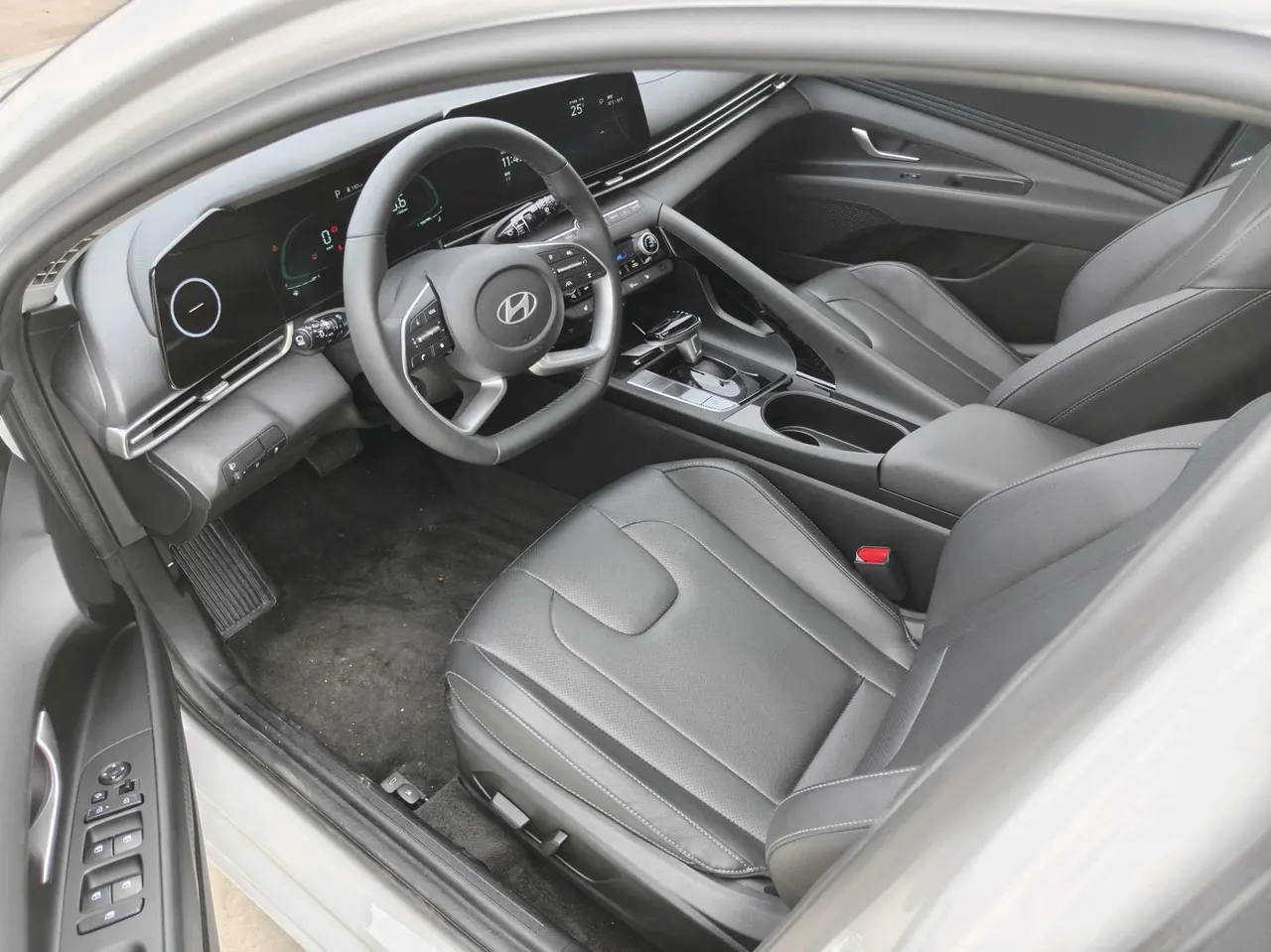Hyundai 2023 Elantra -3-compartment 1.5 stepless LUX premium automatic gear 3