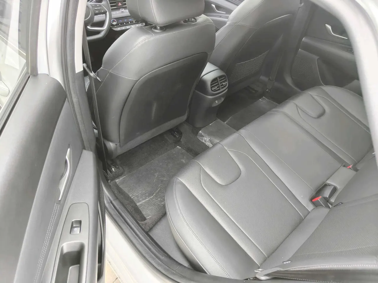 Hyundai 2023 Elantra -3-compartment 1.5 stepless LUX premium automatic gear 4