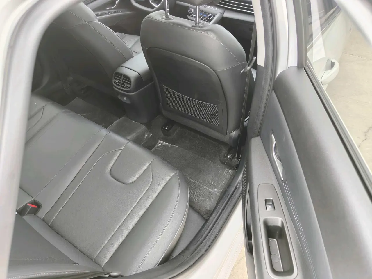 Hyundai 2023 Elantra -3-compartment 1.5 stepless LUX premium automatic gear 5