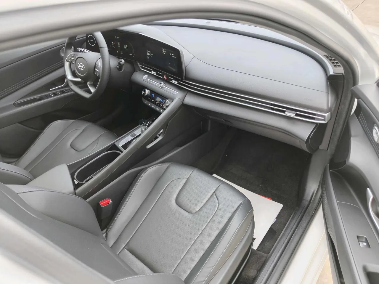 Hyundai 2023 Elantra -3-compartment 1.5 stepless LUX premium automatic gear 6