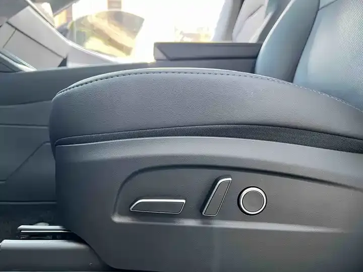 2025 Model Y Rear-Wheel-Drive Version 11