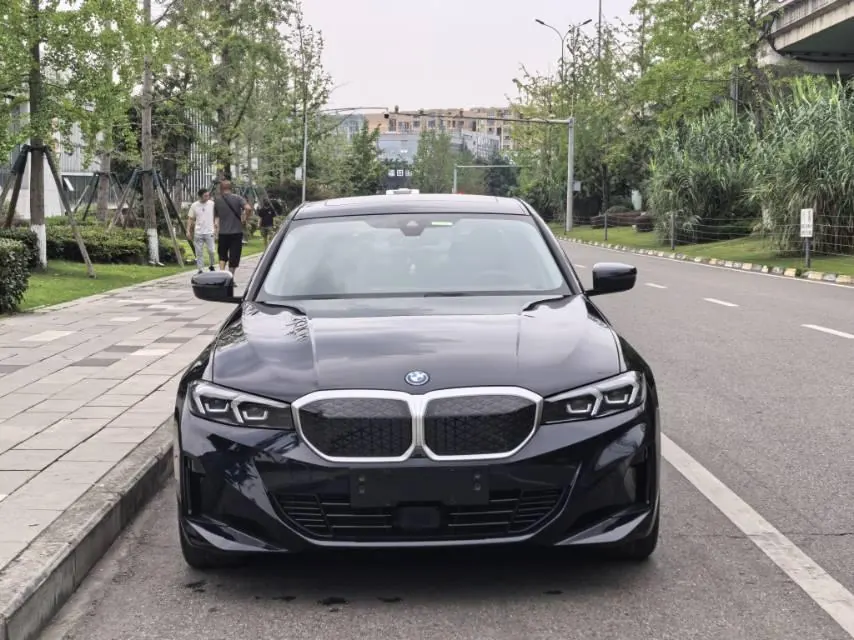 BMW 2025 i3 eDrive 35 L automatic gear 2