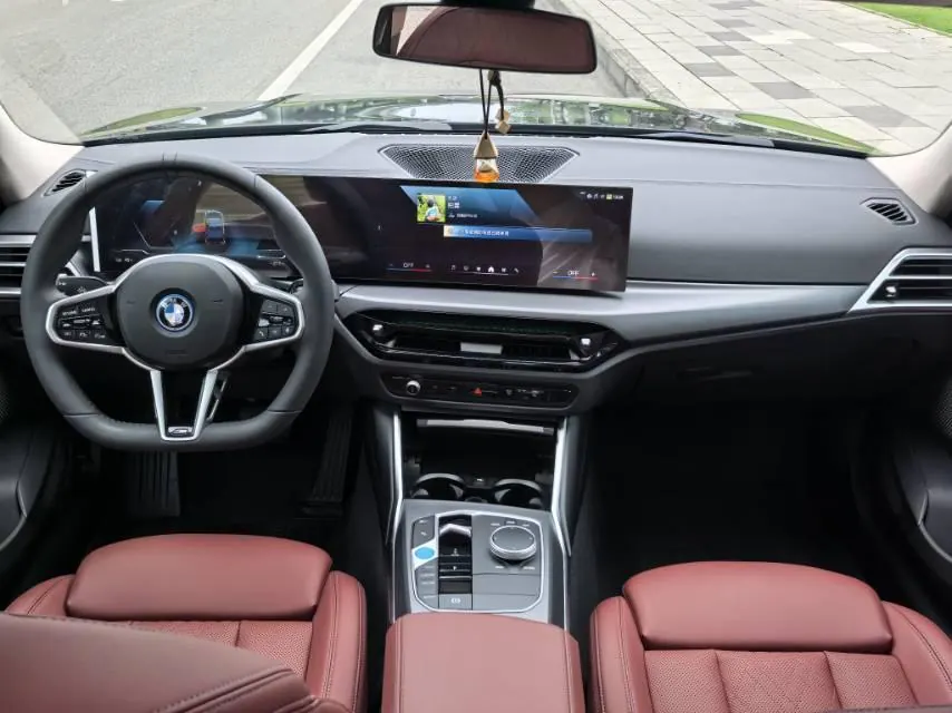 BMW 2025 i3 eDrive 35 L automatic gear 9