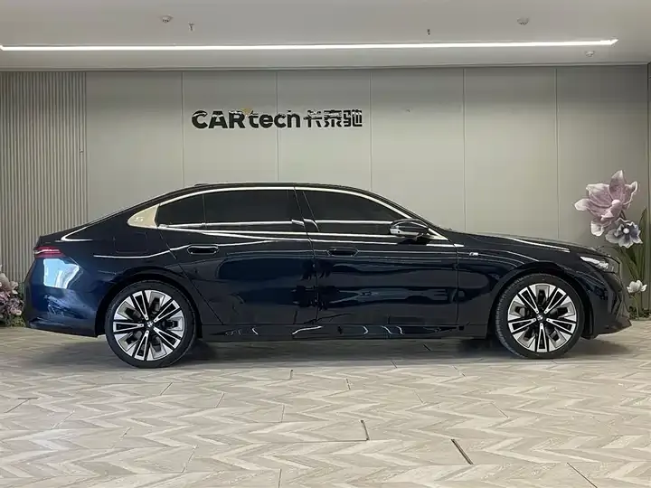 BMW 5 Series 2024 530Li Exclusive M Sports Suit 4