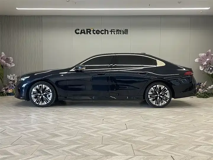 BMW 5 Series 2024 530Li Exclusive M Sports Suit 8