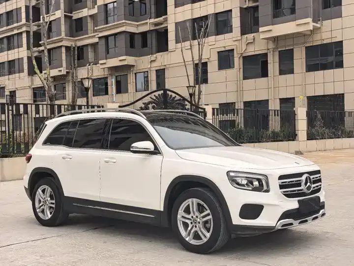 Mercedes Benz GLB 2022 model changed to 2 GLB 200 dynamic model 3