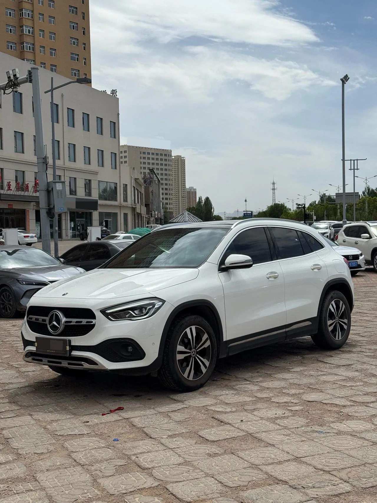 Open image lightbox: Mercedes Benz 2020 GLA 200 1.3T automatic gear