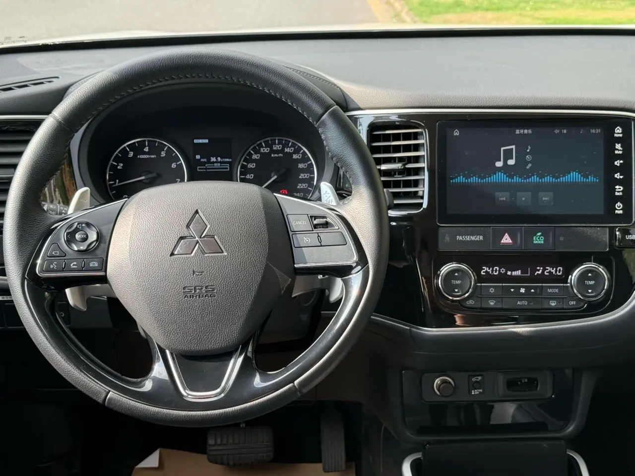 Mitsubishi 2020 Outlander 2.4 stepless four-wheel drive to enjoy the version of 7-seat automatic gear 10