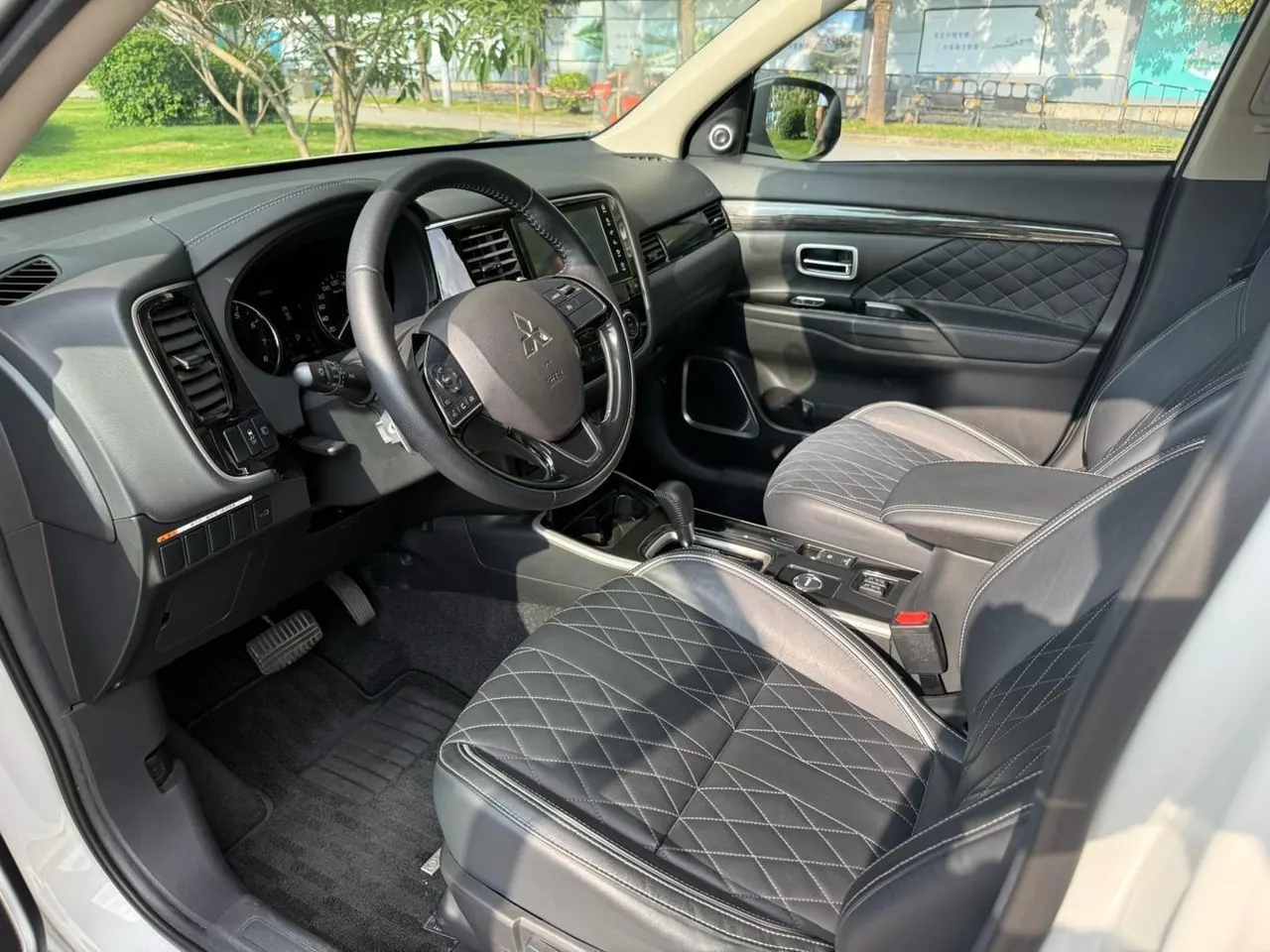 Mitsubishi 2020 Outlander 2.4 stepless four-wheel drive to enjoy the version of 7-seat automatic gear 11