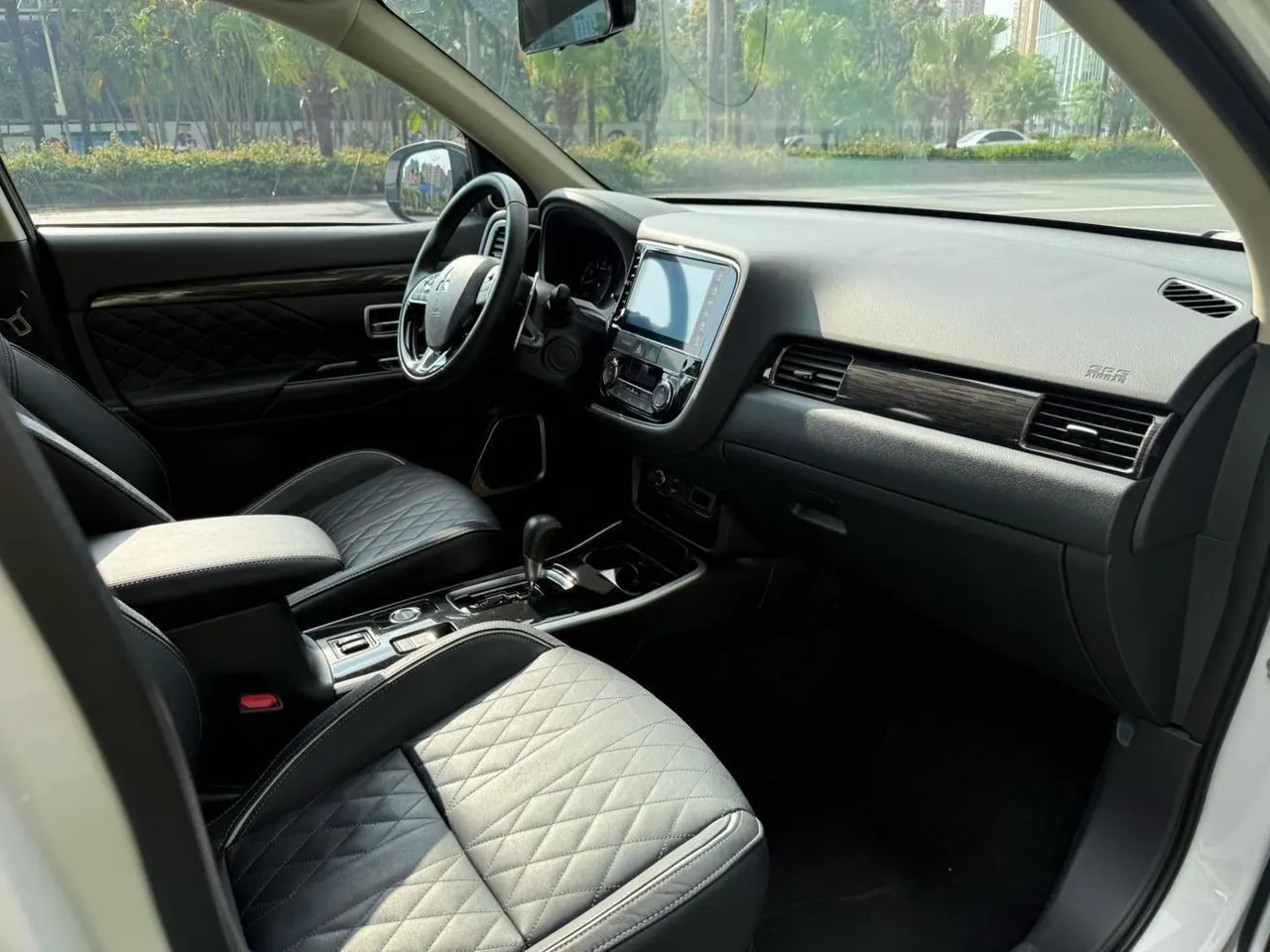 Mitsubishi 2020 Outlander 2.4 stepless four-wheel drive to enjoy the version of 7-seat automatic gear 12