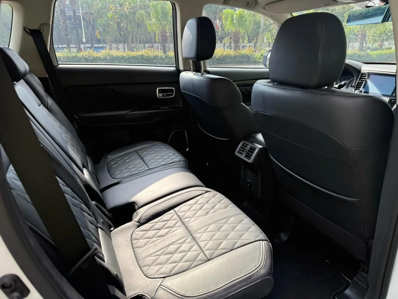 Mitsubishi 2020 Outlander 2.4 stepless four-wheel drive to enjoy the version of 7-seat automatic gear 13