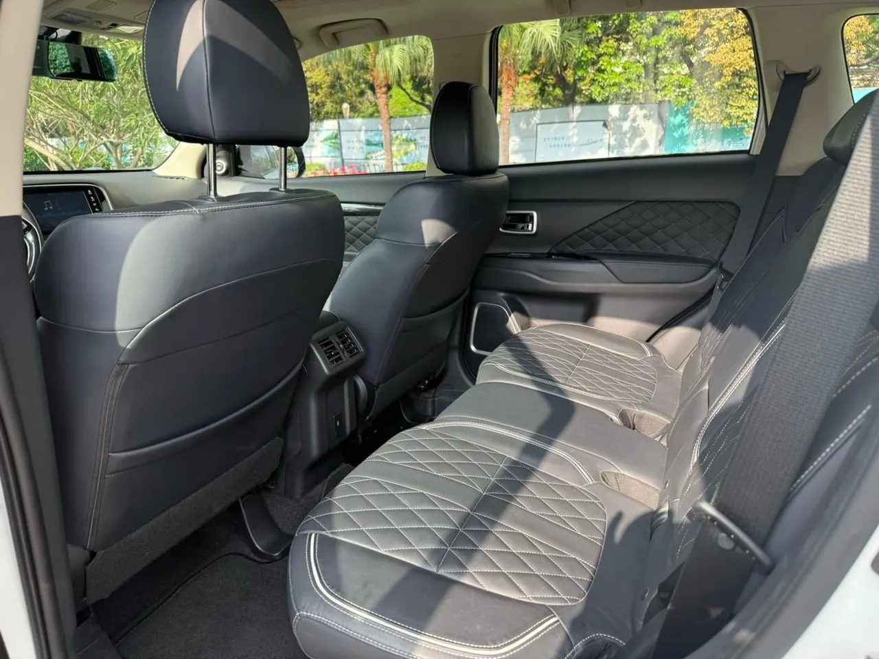 Mitsubishi 2020 Outlander 2.4 stepless four-wheel drive to enjoy the version of 7-seat automatic gear 14