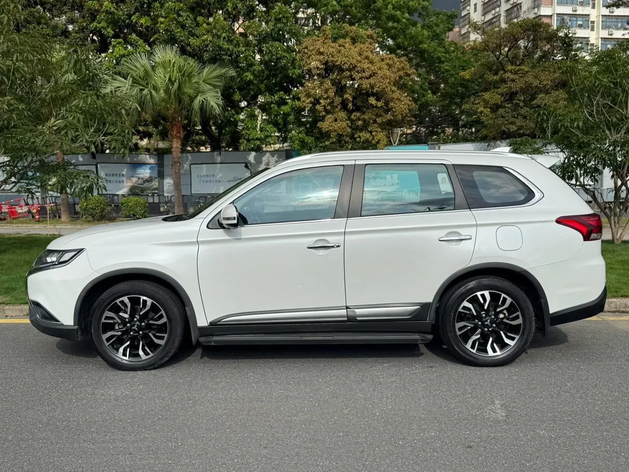 Mitsubishi 2020 Outlander 2.4 stepless four-wheel drive to enjoy the version of 7-seat automatic gear 2