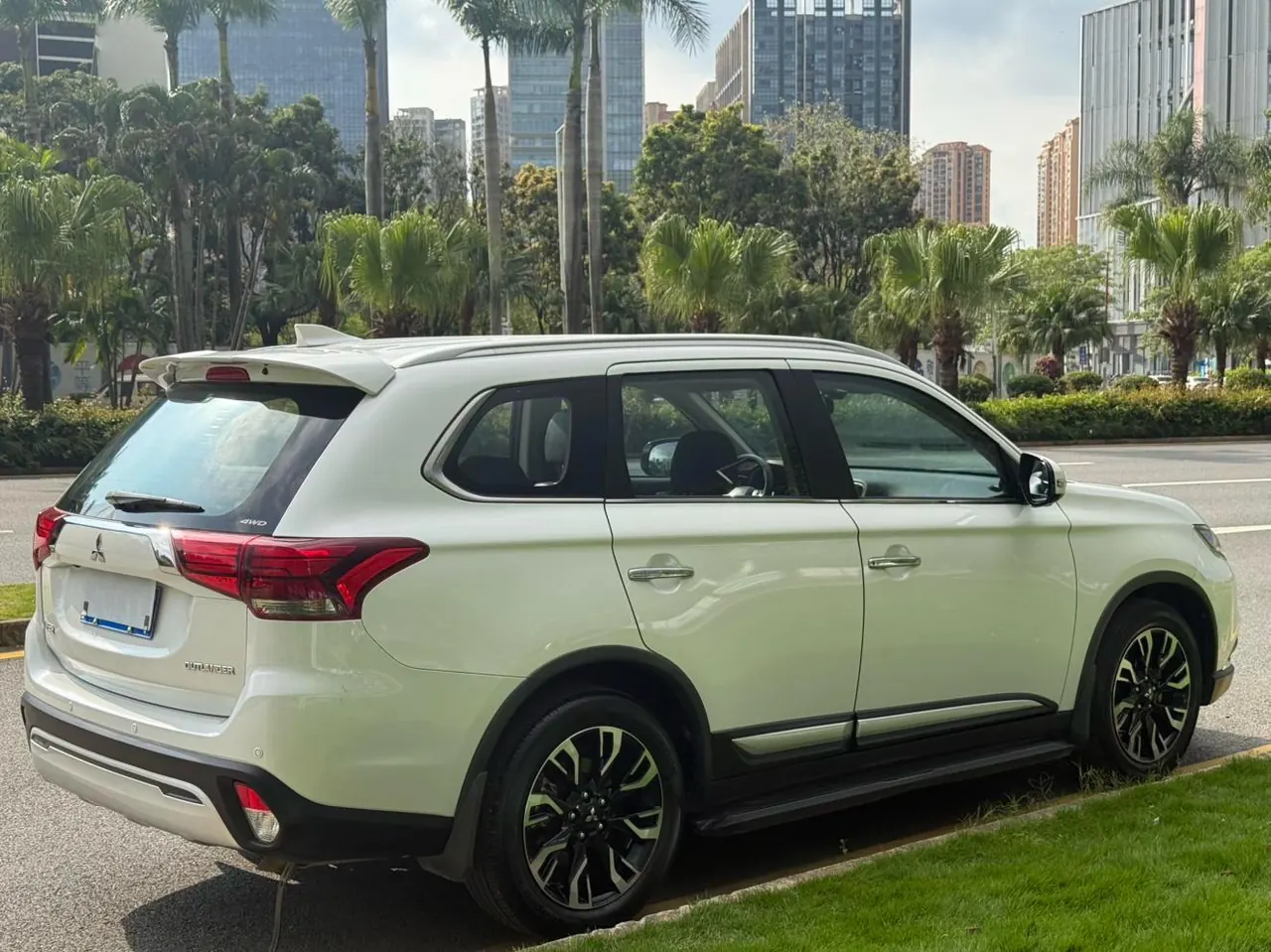 Mitsubishi 2020 Outlander 2.4 stepless four-wheel drive to enjoy the version of 7-seat automatic gear 3