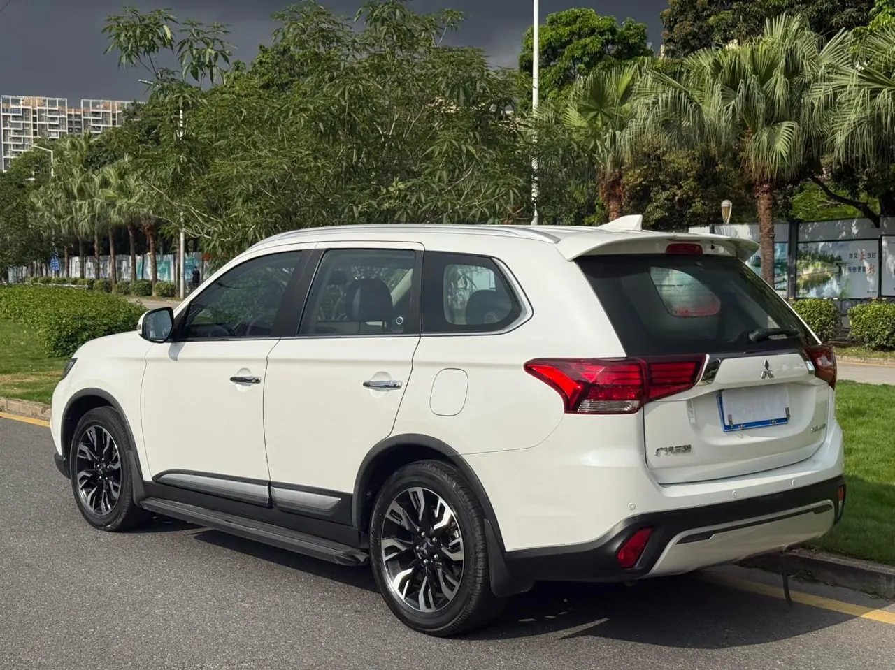Mitsubishi 2020 Outlander 2.4 stepless four-wheel drive to enjoy the version of 7-seat automatic gear 4
