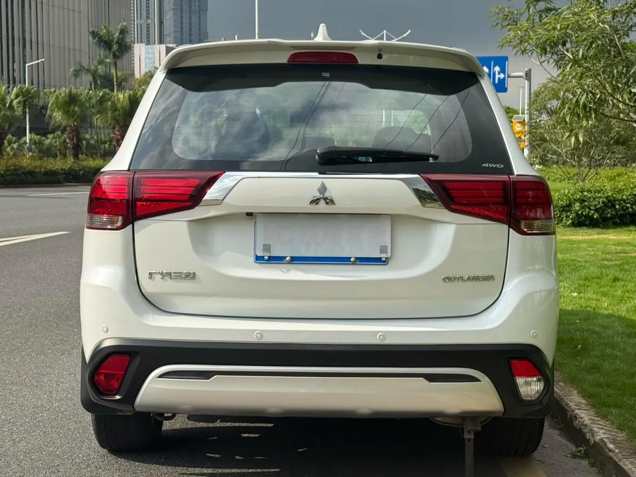 Mitsubishi 2020 Outlander 2.4 stepless four-wheel drive to enjoy the version of 7-seat automatic gear 6