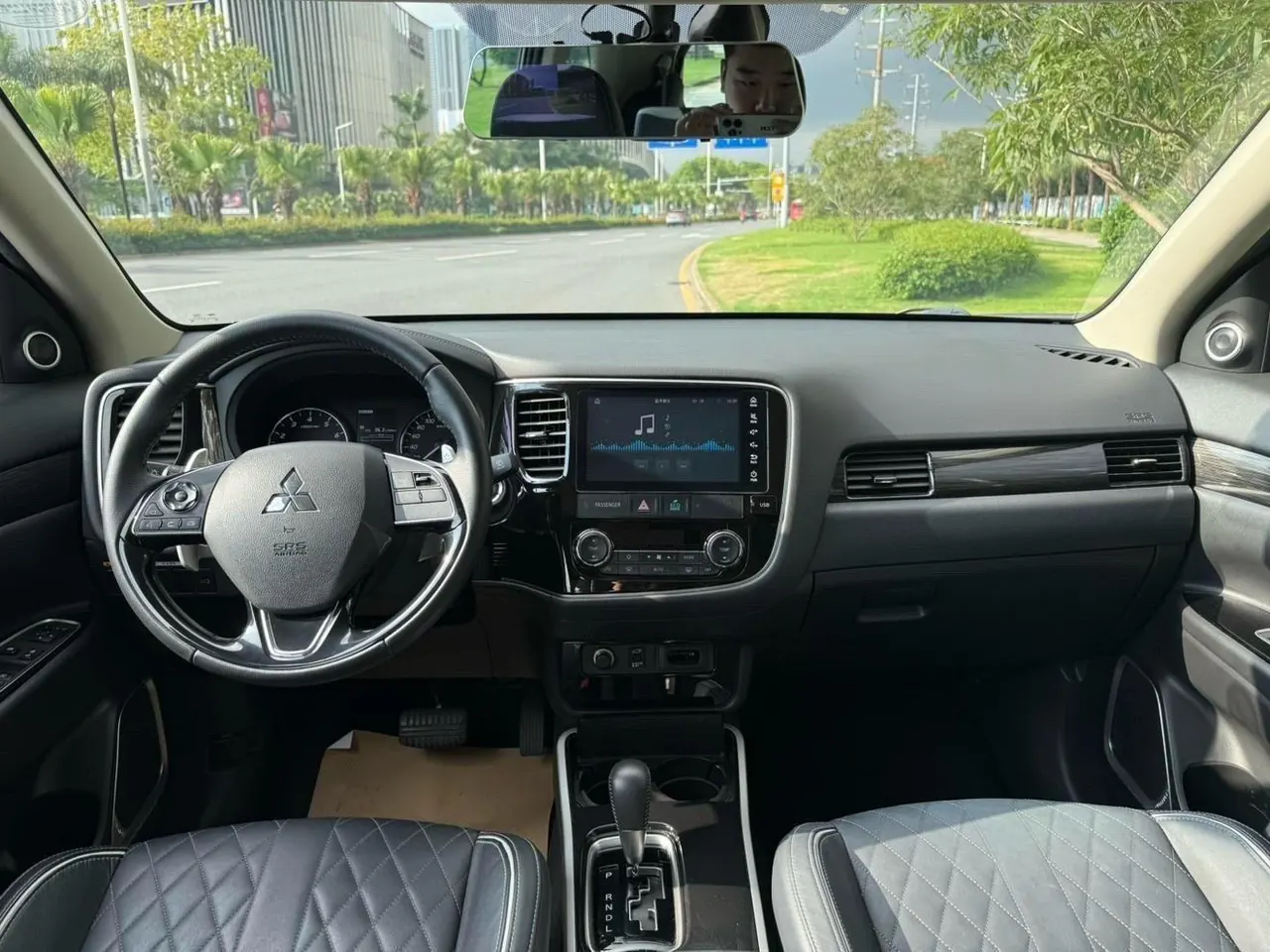 Mitsubishi 2020 Outlander 2.4 stepless four-wheel drive to enjoy the version of 7-seat automatic gear 7