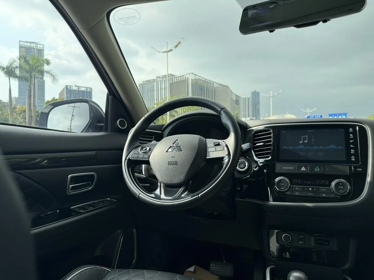 Mitsubishi 2020 Outlander 2.4 stepless four-wheel drive to enjoy the version of 7-seat automatic gear 8