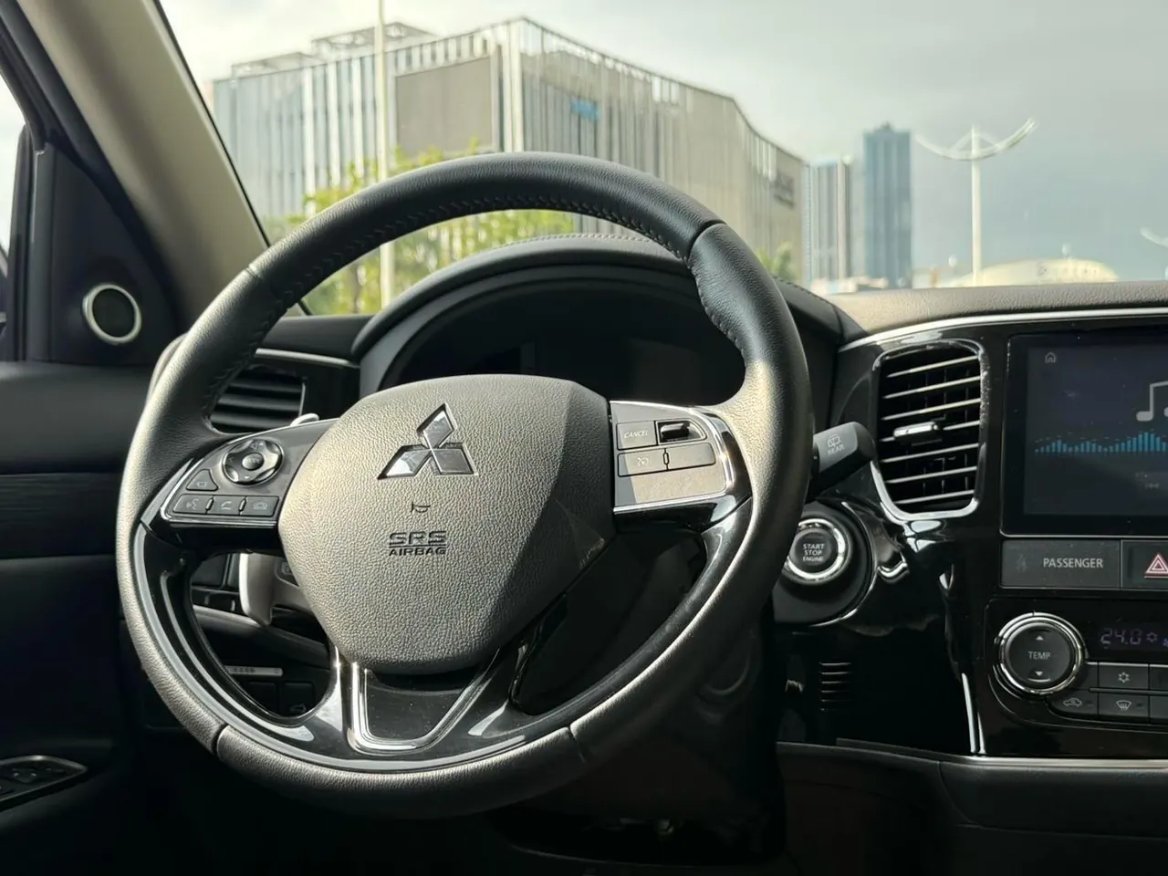 Mitsubishi 2020 Outlander 2.4 stepless four-wheel drive to enjoy the version of 7-seat automatic gear 9