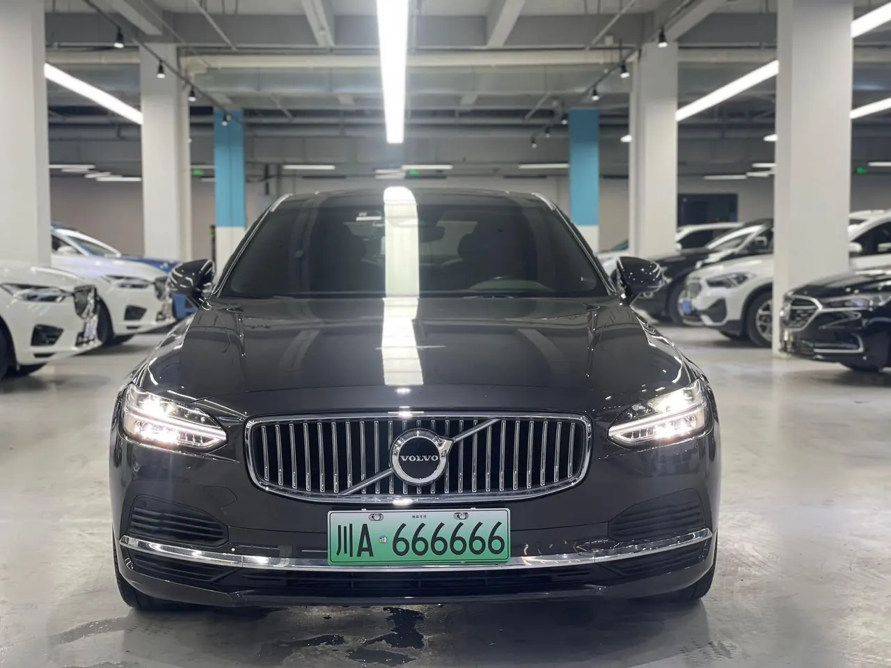 Volvo S90 New Energy 2022 S90 PHEV 2.0T T8 Zhiyi Deluxe Automatic Gear 2