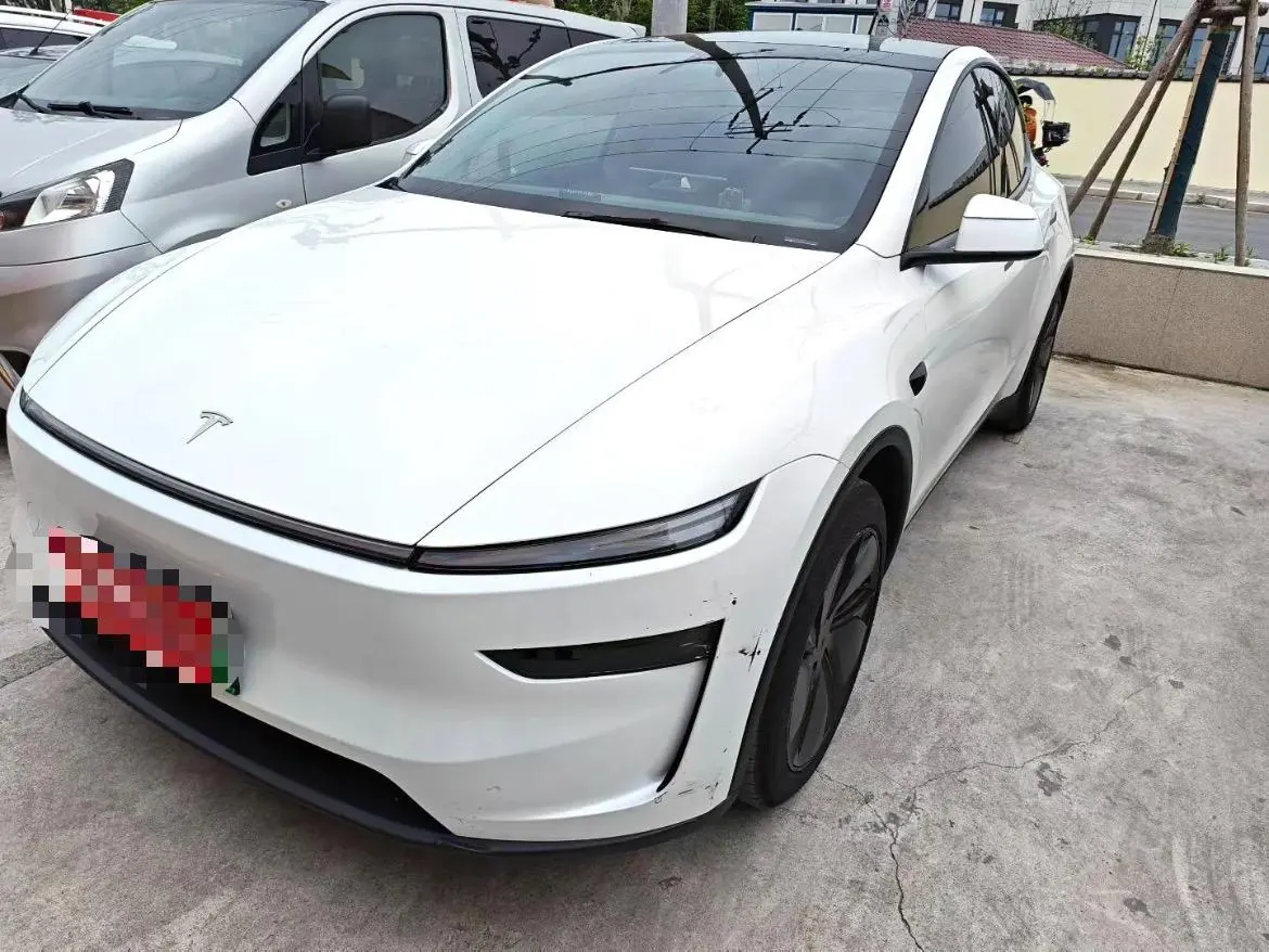 Open image lightbox: Tesla 2025 Model Y rear-wheel drive version automatic transmission